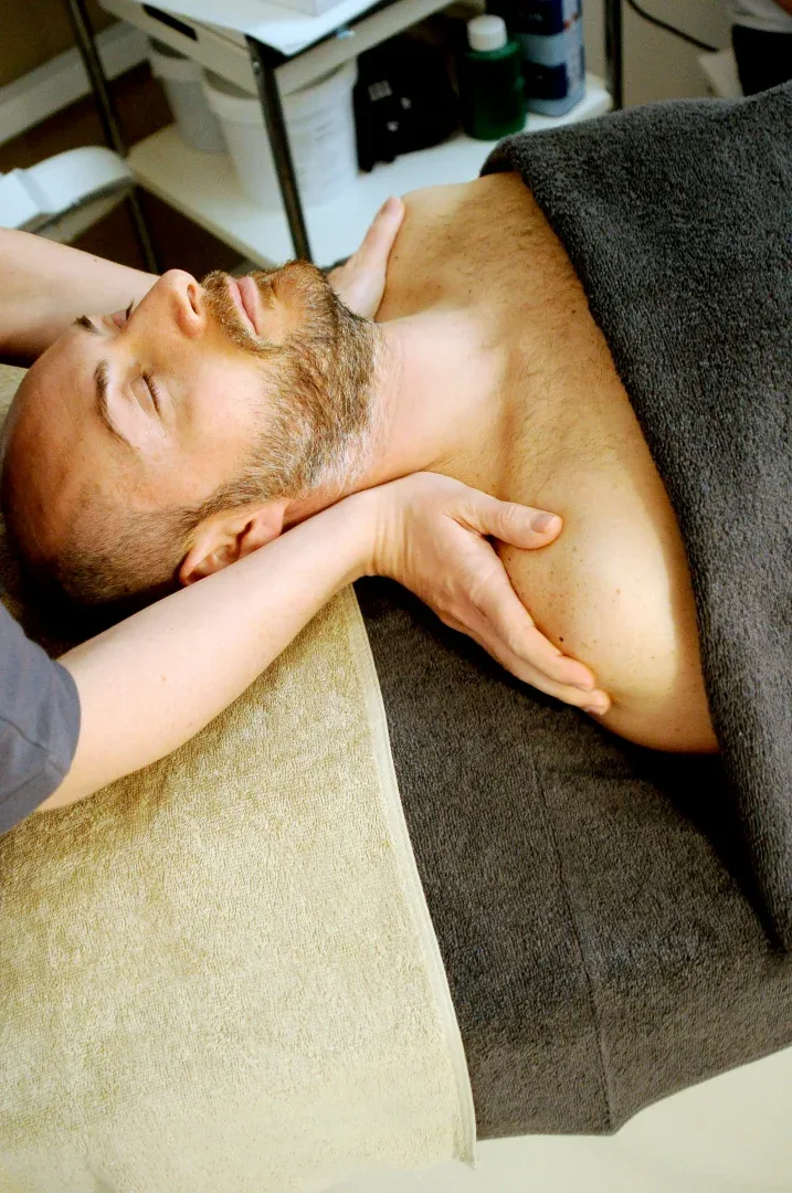 Massage épaules trapèze homme