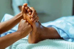 Massage sous le pied avec le point