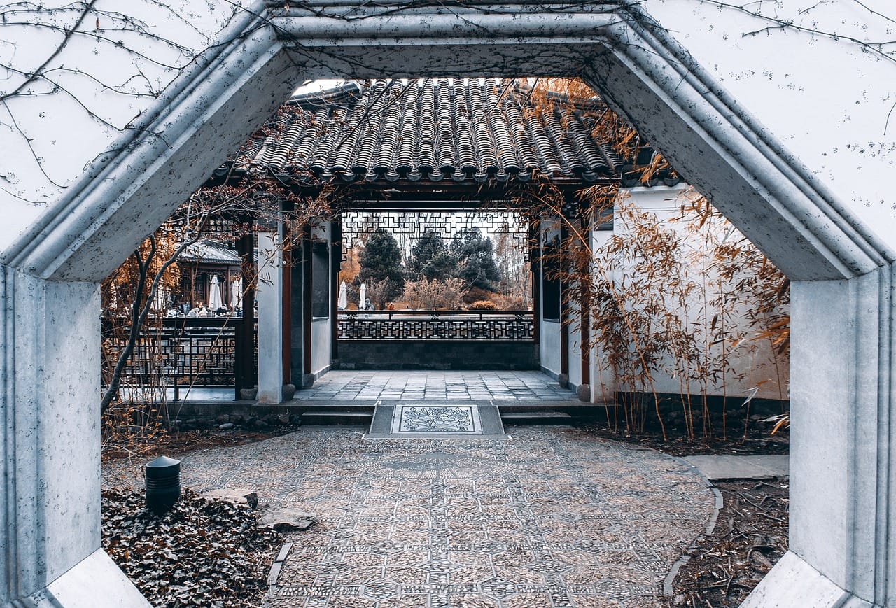 vue entrée temple chine au travers d'une fenêtre
