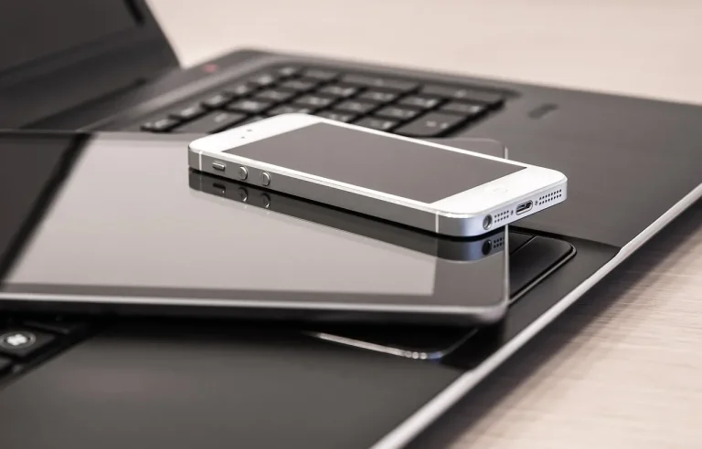 Site internet Tablette et téléphone posés sur un ordinateur en gros plan