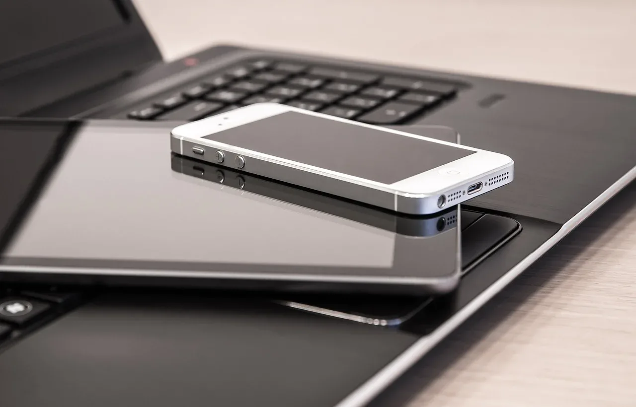 Site internet Tablette et téléphone posés sur un ordinateur en gros plan