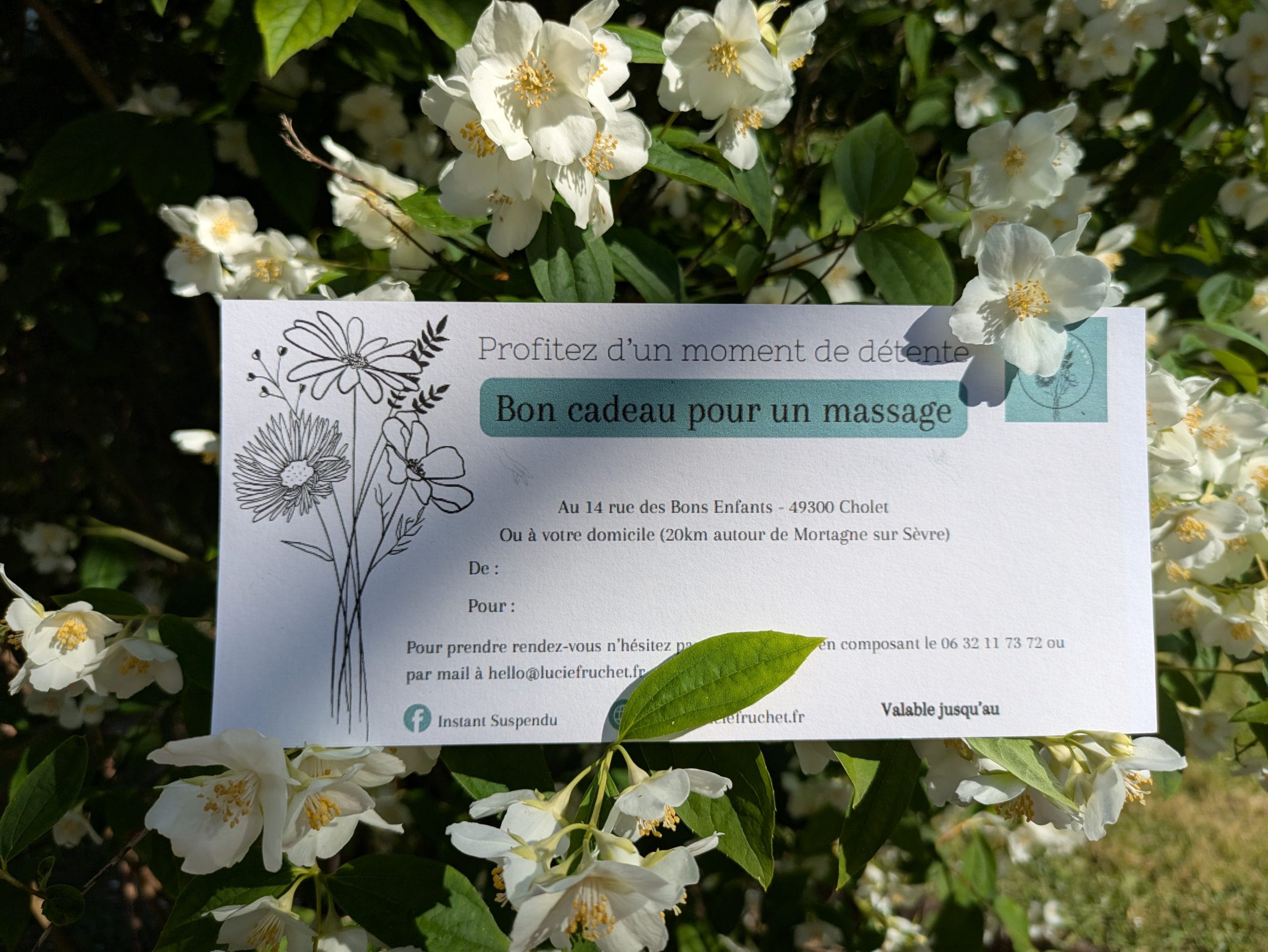 Bon-cadeau-dans-fleurs-de-seringat