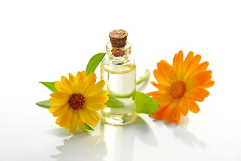 flacon huile et fleurs