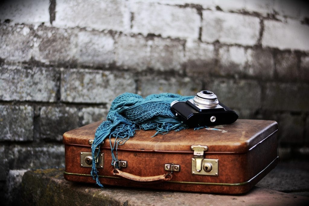 partir en vacances , valise et appareil photo